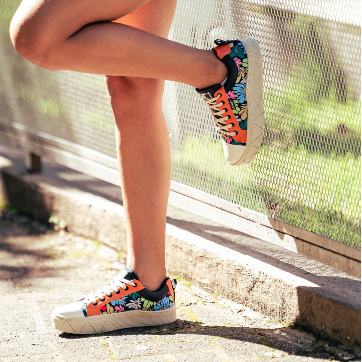 TÊNIS CASUAL URBAN FLOWER PRETO E LARANJA LEGUT